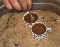 Kumda Kahve Pişirme Makinası:Nostaljik kafeler için en kaliteli kumda türk kahvesi pişirme makinaları közde kahve lezzetinde türk kahvesi pişiren kumda kahve makinası modellerinin en uygun fiyatlarıyla satış telefonu 0212 2370749